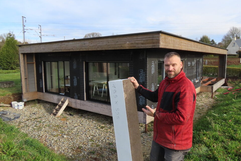 En Bretagne, un couple construit sa maison en carton et sans béton